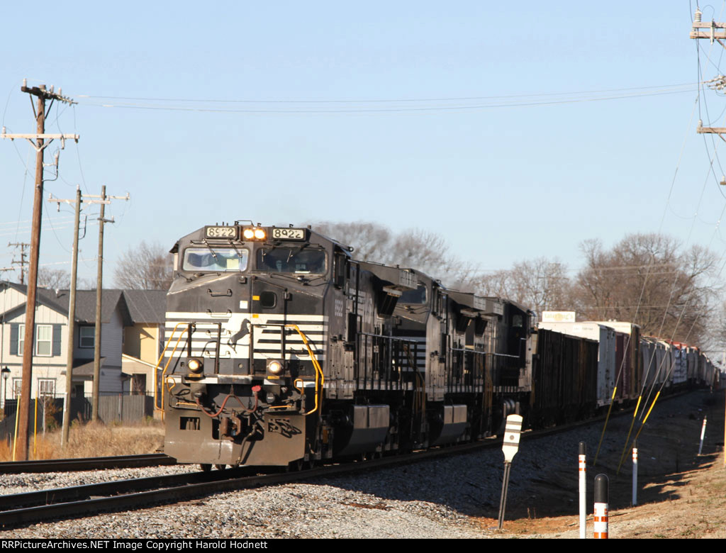 NS 8922 leads train P30 towards the yard